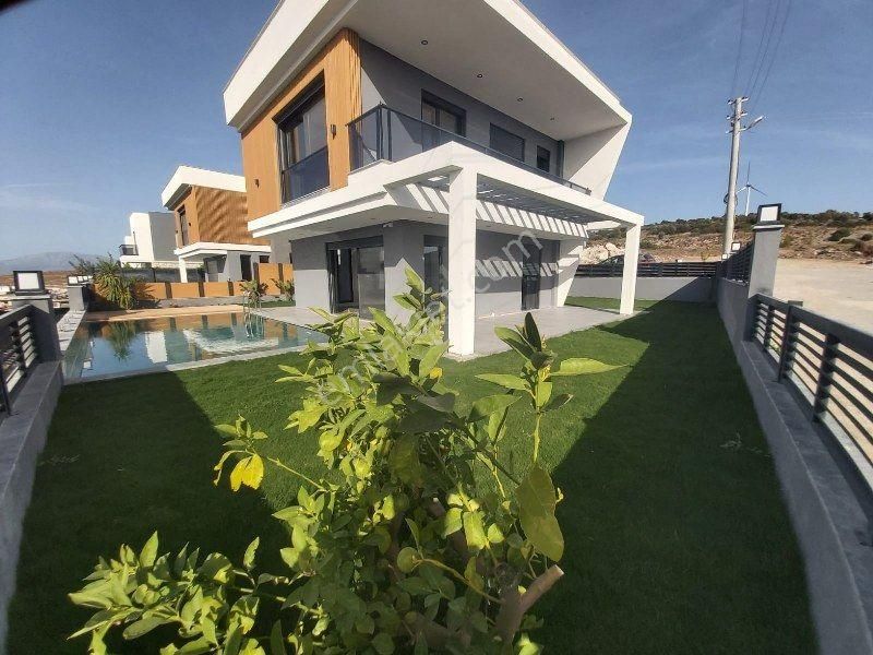 Çeşme Reisdere Satılık Villa  İzmir Çeşme Reis Dere Full Deniz Manzaralı Havuzlu Müstakil Lüks Villa