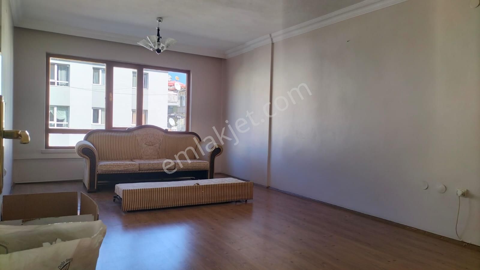 Çankaya Emek Kiralık Daire  BAYAN ÖĞRENCİYEDE GAZİ DİŞÇİLİĞE ,ANKARAYA ÇOK YAKIN 3+1 BAKIMLI 2.KAT ÖN