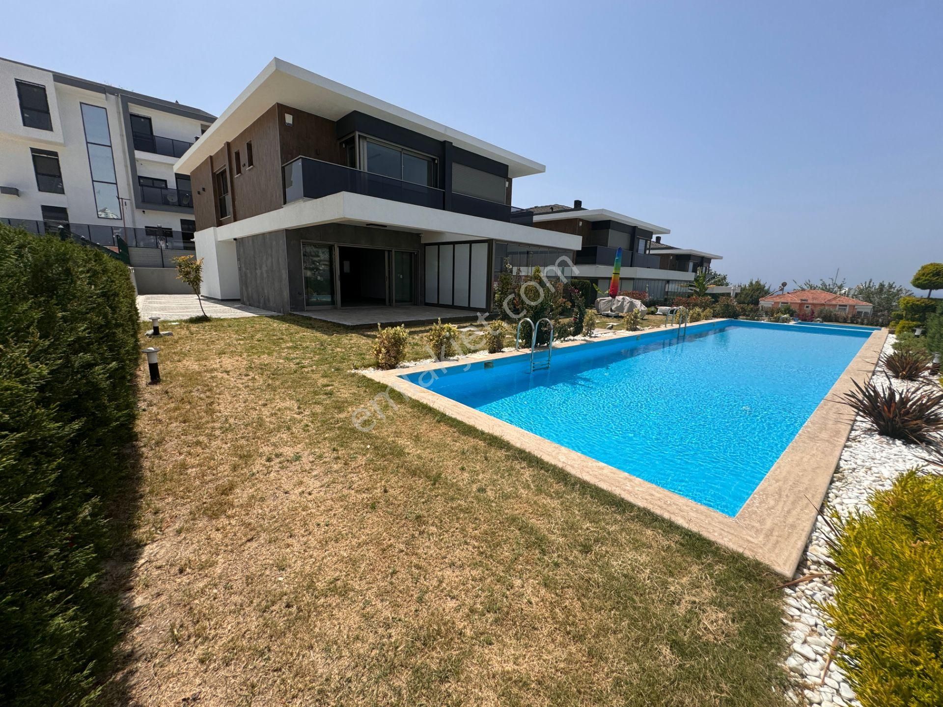 Kuşadası Kadınlar Denizi Satılık Villa  KUŞADASI MERKEZDE SATILIK 3+1 SIFIR DENİZ MANZARALI VİLLA