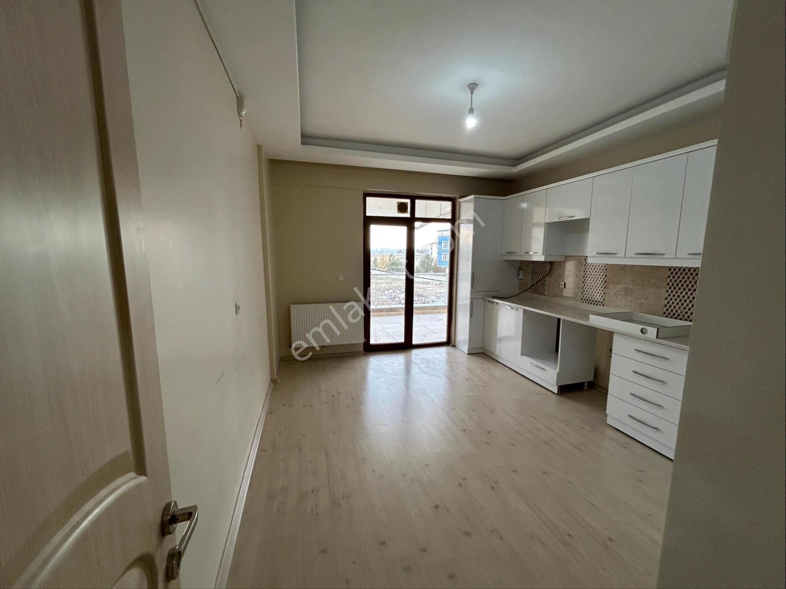 Kars Merkez Şehitler Kiralık Daire ALTIN EMLAKTAN 3+1 195 M2 GENİŞ KULLANIM ALANLI EBEVEYN BANYO OTOPARK ÇİFT GENİŞ BALKON