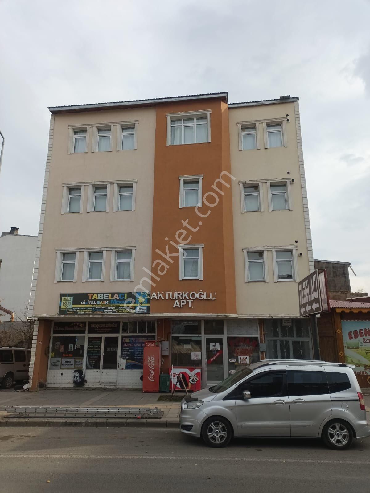 Kars Merkez Cumhuriyet Satılık Bina  ALTIN EMLAKTAN 2 DÜKKAN 3 DAİRELİ 280 M2 TEK TAPULU 160 M2 OTURUM M2Lİ CADDE ÜZERİ BİNA