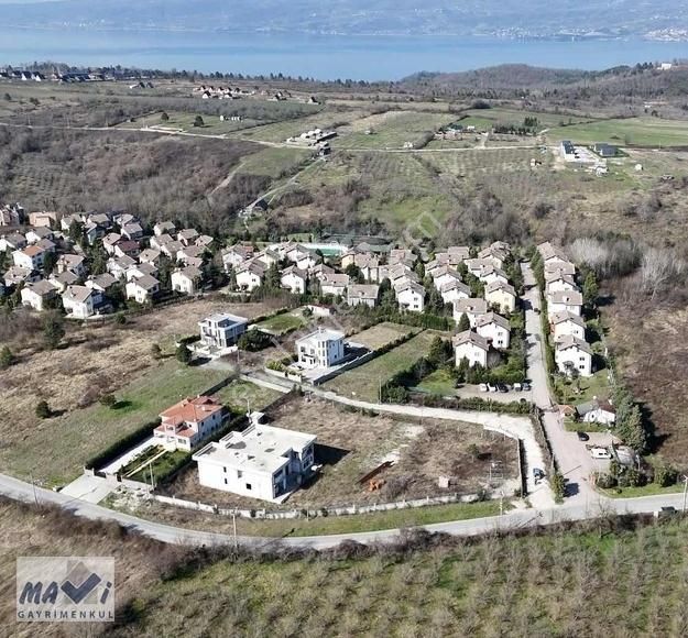 Sapanca Hacımercan Satılık Konut İmarlı MaVi'den Sapanca Hacımercan'da 1670 m² 3 Cepheli Köşe Arsa