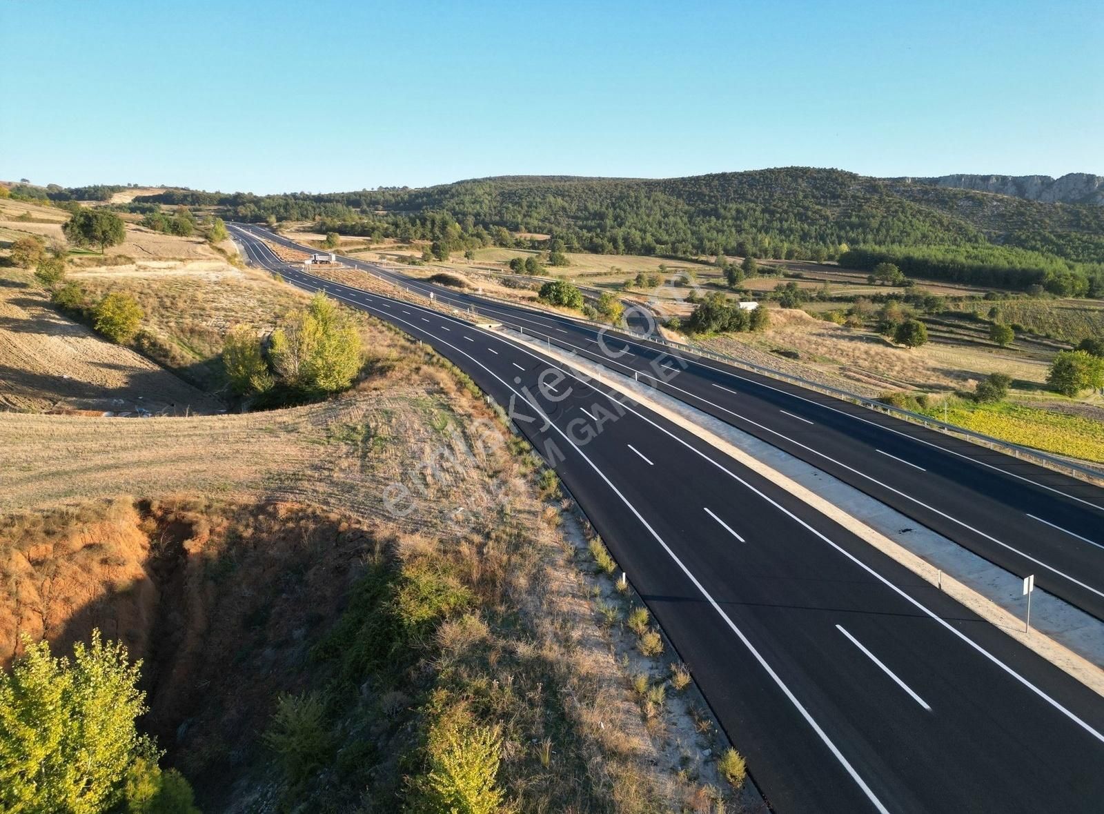 Yenişehir İncirli Satılık Tarla Yenişehir İncirli'de Bursa Bilecik Yolu Üstü 710 M2 Hobi Bahçesi