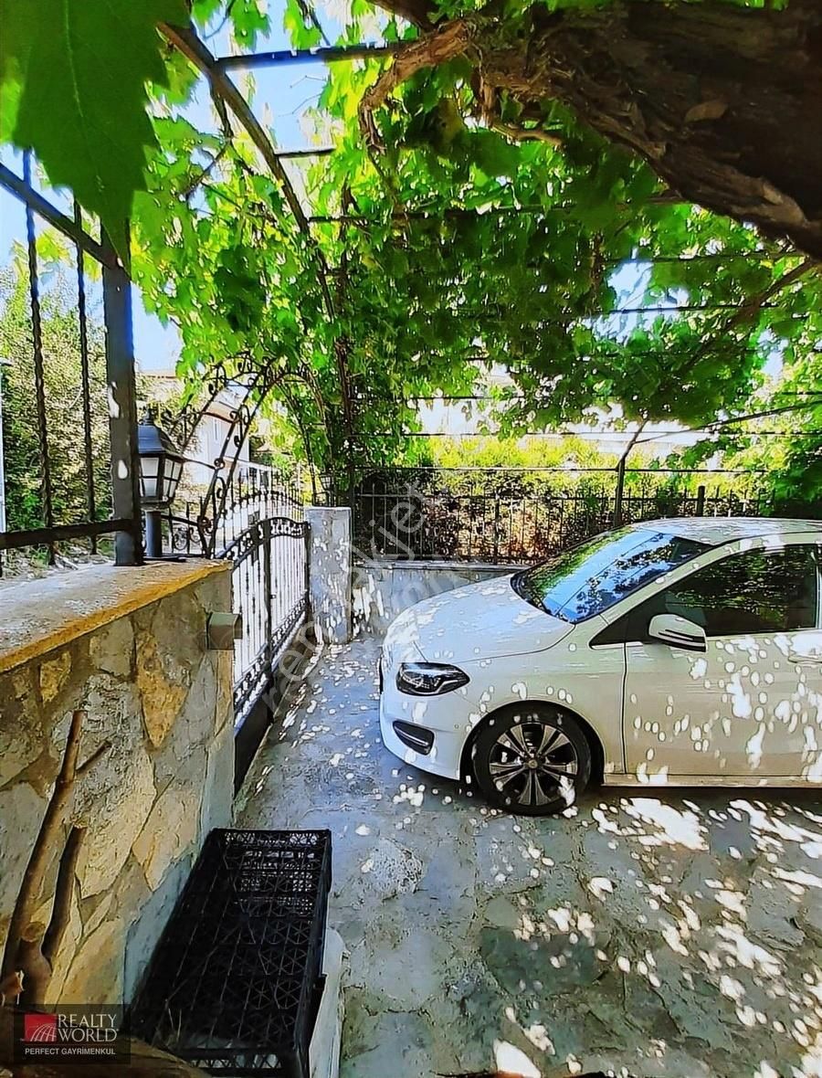 Sarıyer Kumköy Satılık Villa *realty World*kilyos'ta Satılık 8+1 Odalı Müstakil Villa