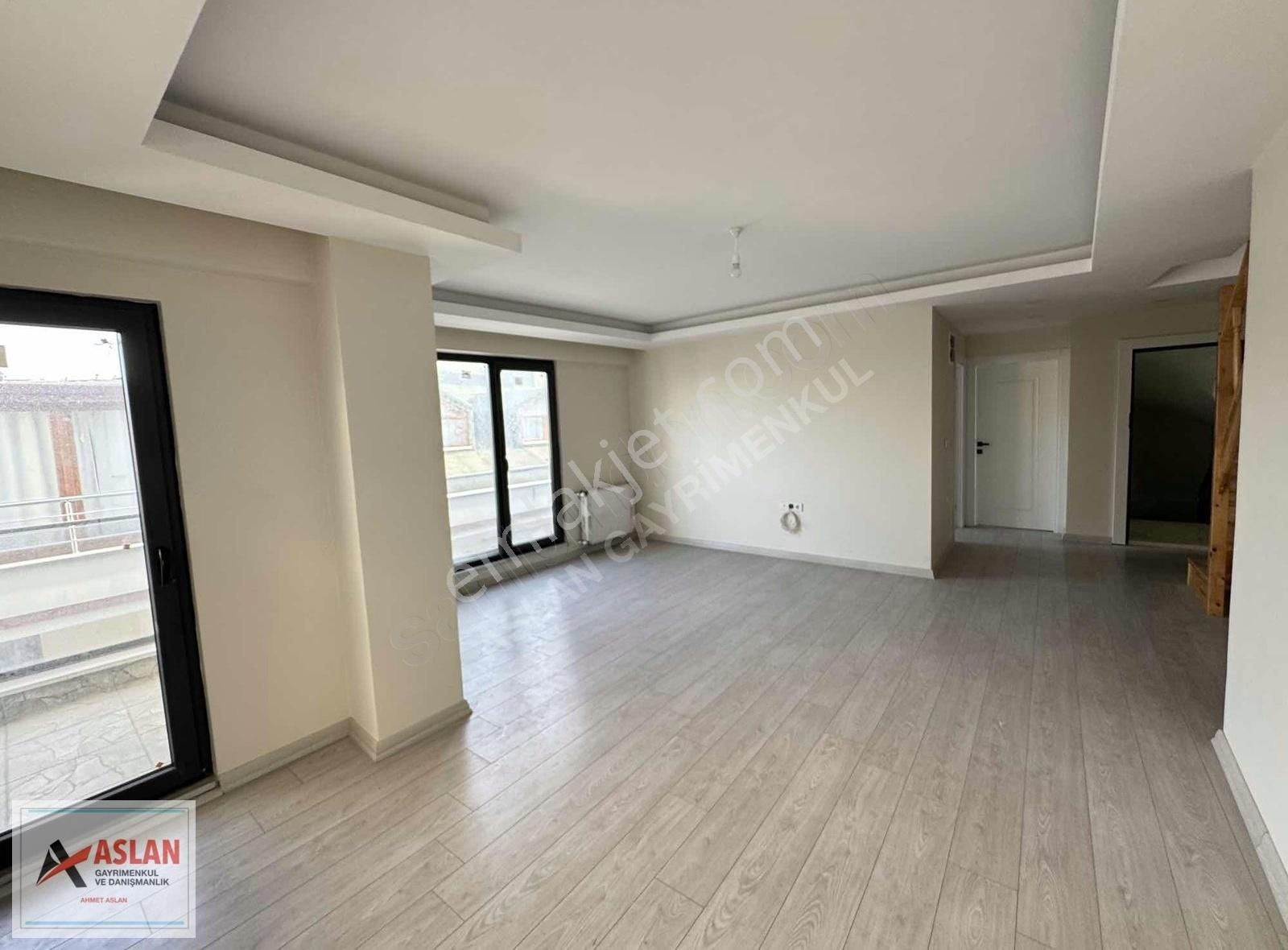 Üsküdar Ferah Satılık Daire BOSNA BULVARINA 1 DAKİKA MESAFEDE 4+1 ÇATI DUBLEKSİ 140 M2