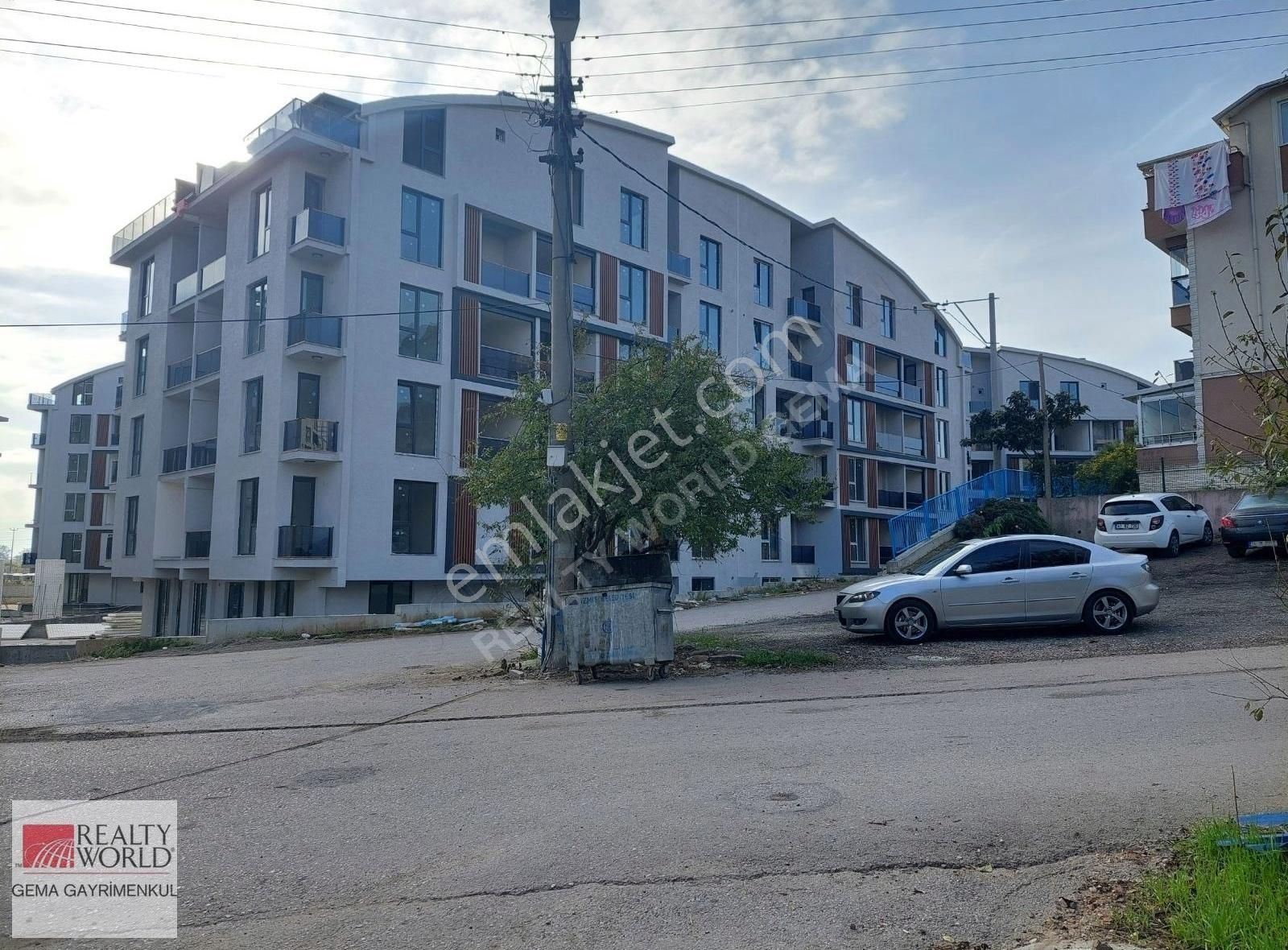 İzmit Şirintepe Satılık Daire Plajyolu Site İçi Arakat 2+1 Havuzlu Güvenlikli Satılık Daire