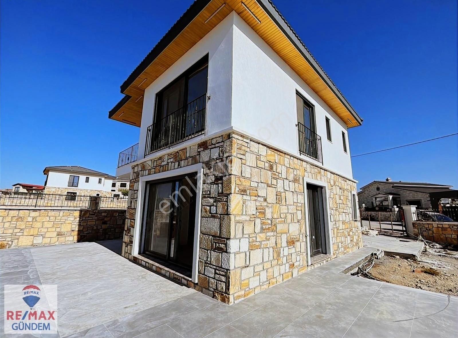 Foça Yenibağarası Satılık Villa FOÇAKÖY DE DENİZ MANZARALI MÜSTAKİL HAVUZLU 4+1 SATILIK VİLLA