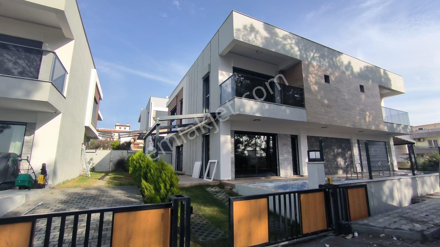 Kuşadası Kadınlar Denizi Satılık Villa  Kadınlar Denizi ,denize yüzme mesafesinde,3 banyolu