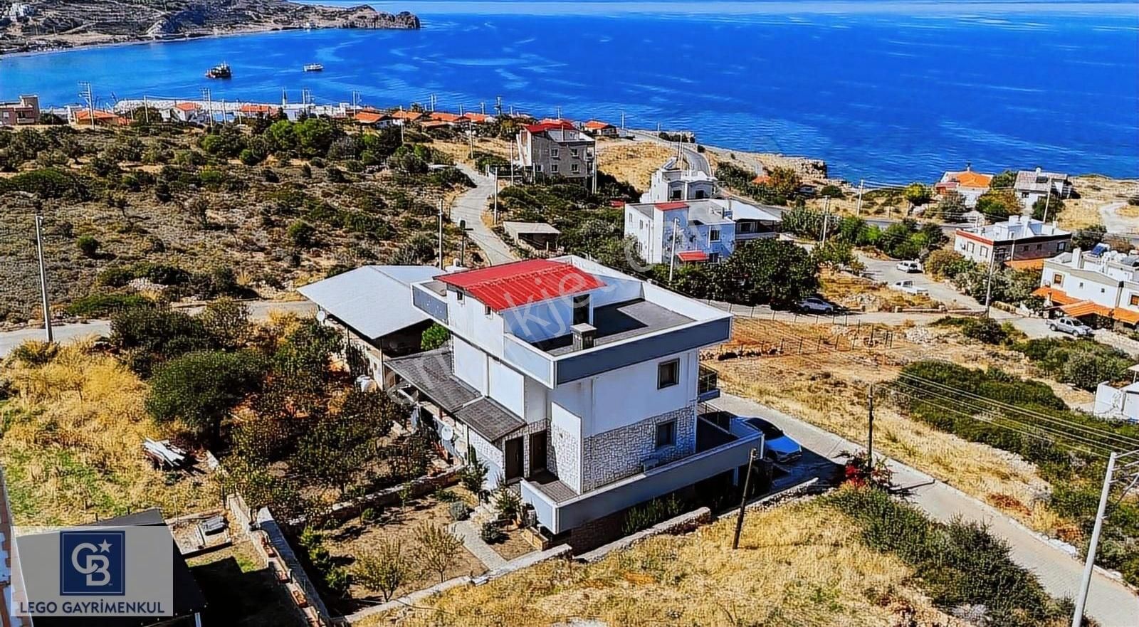 Karaburun Tepeboz Satılık Villa Karaburun Yeni Liman'da Full Deniz Manzaralı Tripleks Villa