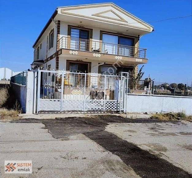 Afyonkarahisar Merkez Fatih Satılık Villa Afyon Fatih Mahallesi'nde Müstakil 6+1 Satılık Villa