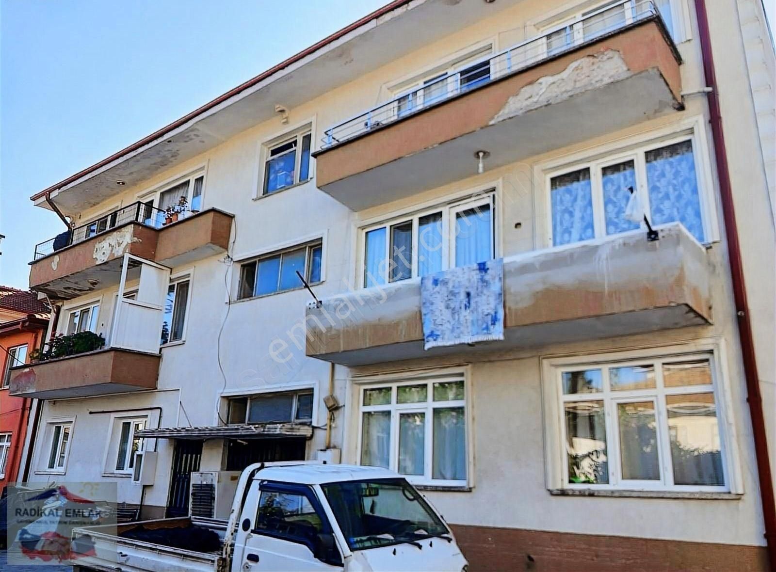 Adapazarı Ozanlar Satılık Daire OZANLAR MAH.3+1 SALON 135M2 MERKEZİ KONUMDA SATILIK DAİRE