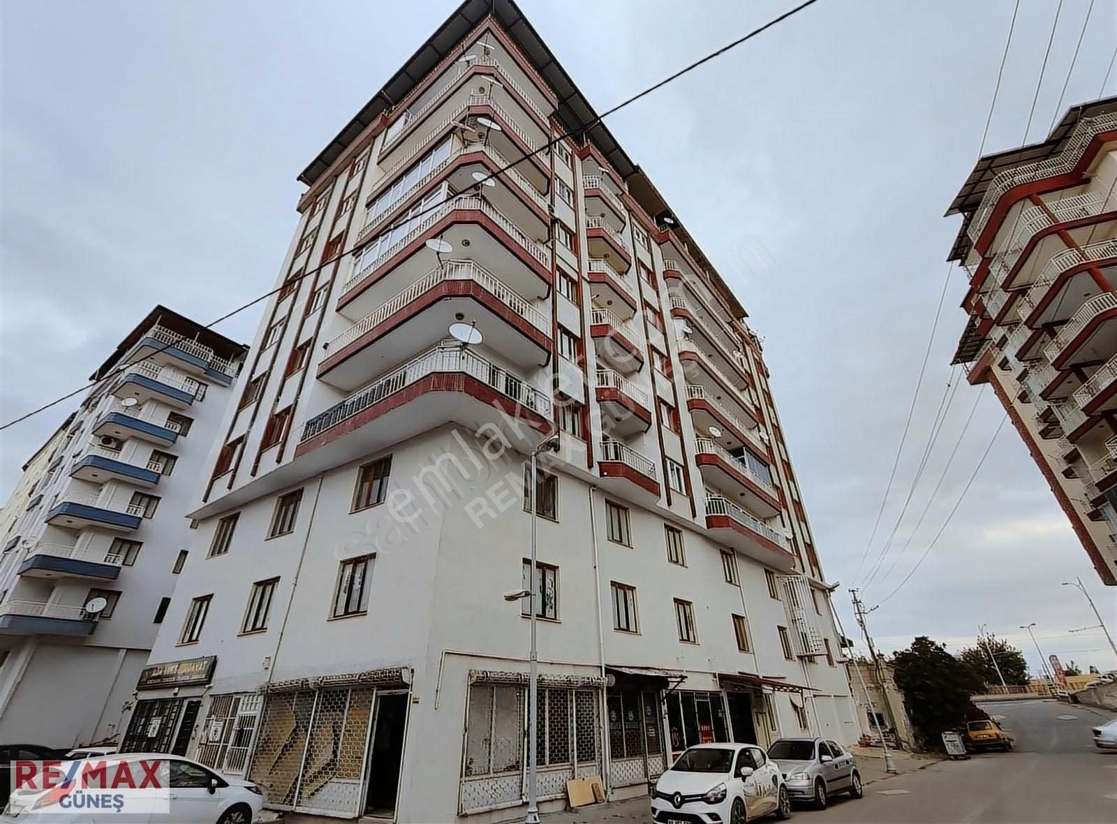 Battalgazi Üçbağlar Satılık Daire REMAX GÜNEŞ'TEN ACİL!SATİLİK MERKEZİ KONUMDA 3+1 ASANSÖRLÜ DAİRE