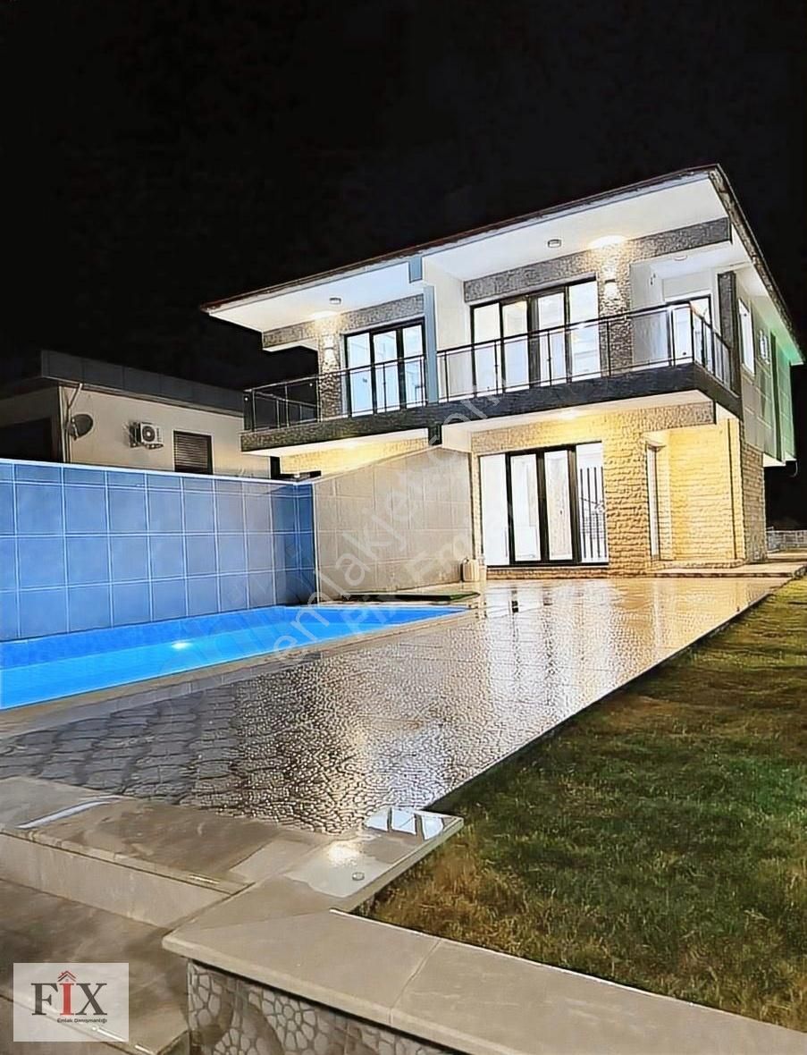 Yunusemre Üçpınar Satılık Villa Fix'ten Yunusemre Üçpınar'da Satılık Havuz Konseptli Villa