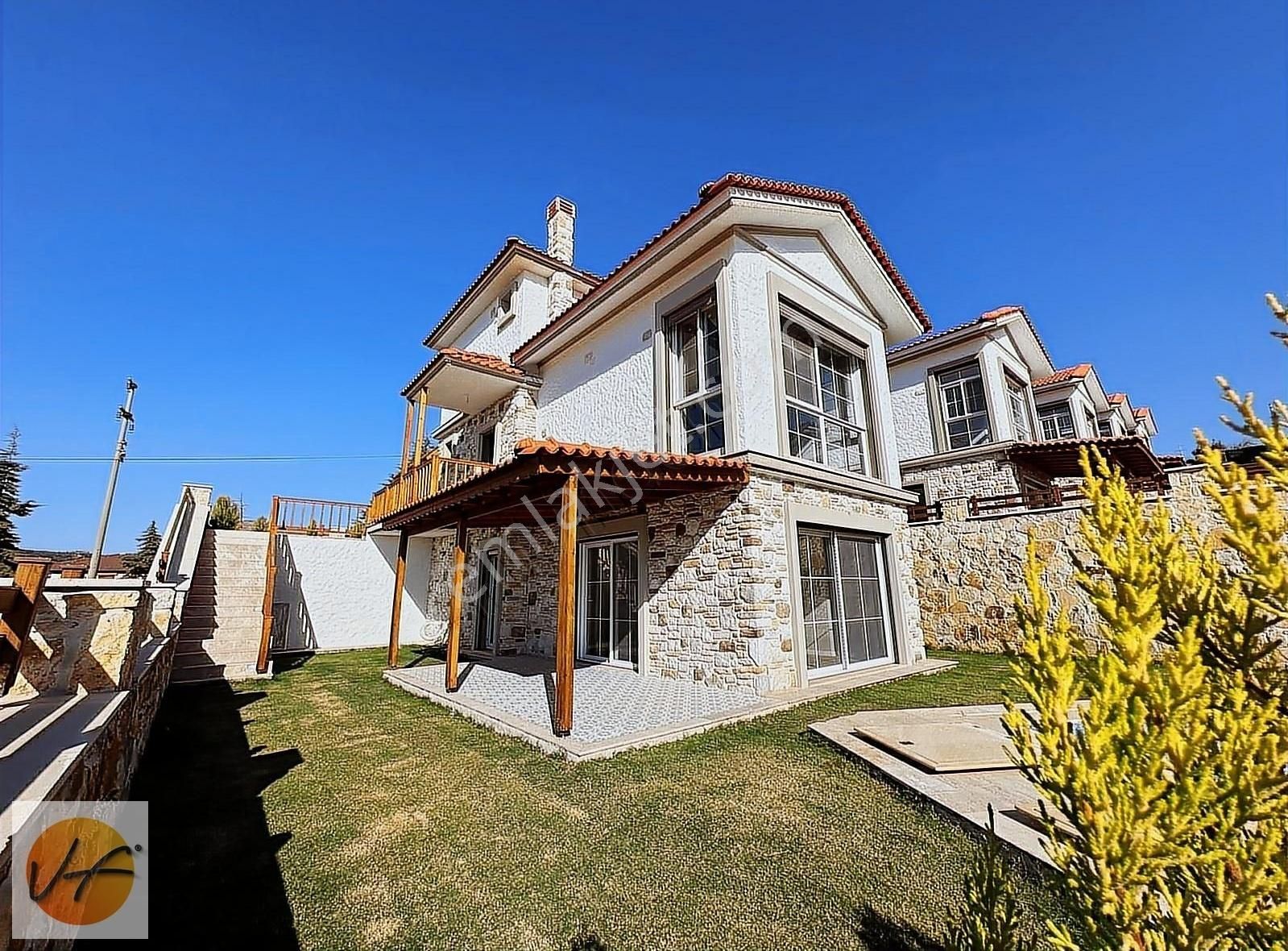 Foça Yenibağarası Satılık Villa VF den Foçaköy de Havuzlu 3+1 Tam Müstakil Satılık Villa