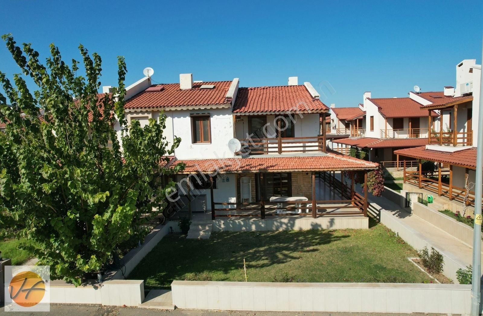 Seferihisar Cumhuriyet Satılık Villa Seferihisar Çiçek Sitesinde Denize Sıfır Satılık 3+1 Villa