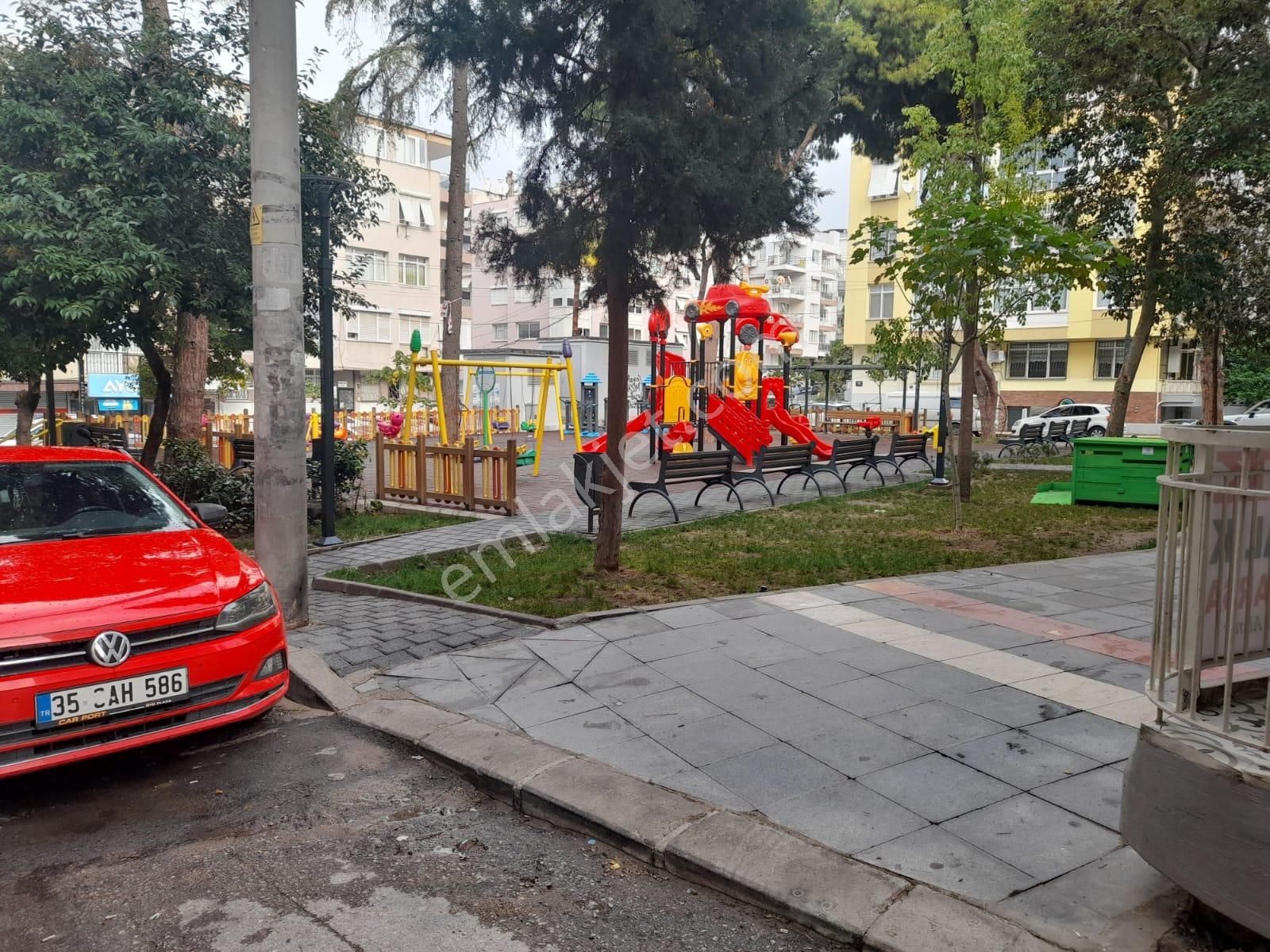 Konak Murat Reis Satılık Daire  HATAY RENKLİ VE ÇEŞME PAZAR YERİ  DURAĞI YAKINI CADDEYE 100 METRE MESAFEDE