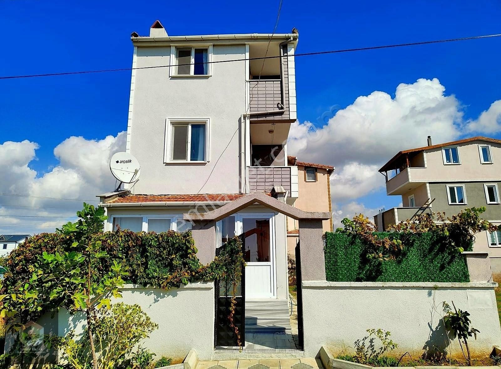 Marmaraereğlisi Yeniçiftlik Satılık Villa ŞİMŞEK'TEN YENİÇİFTLİK SATILIK VİLLA 4+1 BAHÇELİ MERKEZİ KONUMDA