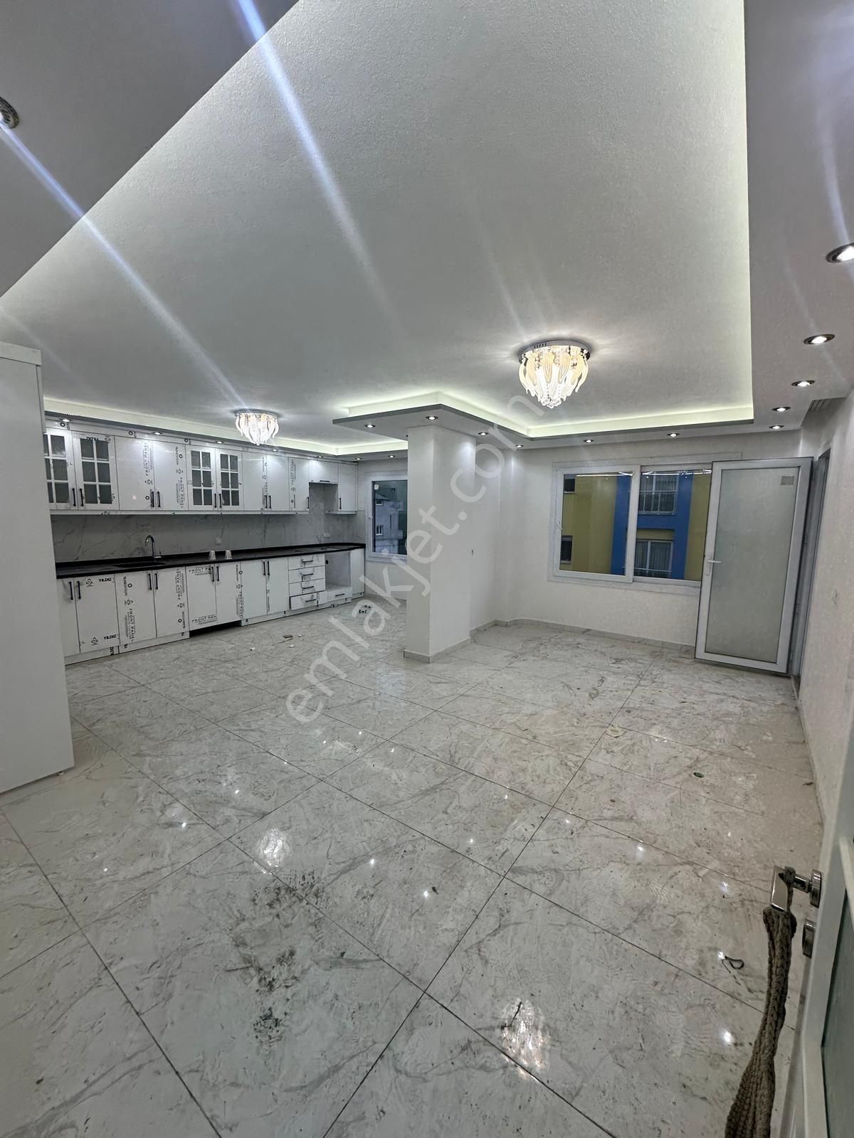 Akdeniz Şevketsümer Kiralık Daire Aziz Emlak’tan yeni hal karşısında kiralık 4 + 1 200 metre²