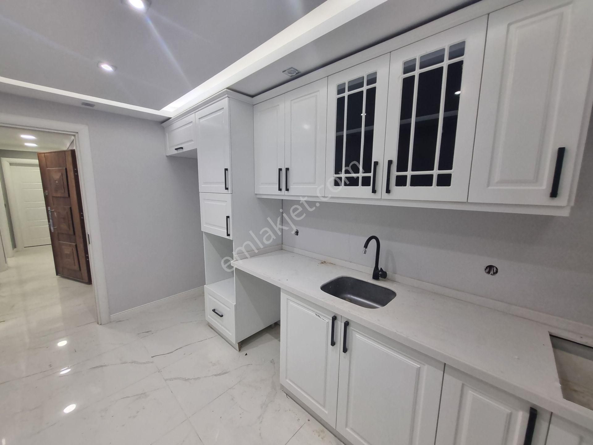 Çekmeköy Merkez Satılık Daire Çekmeköy Merkez Mahallesinde 120 M2 2+1 Giriş Kat Daire