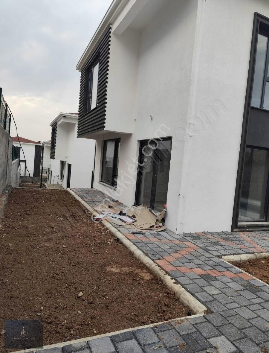 Batman Merkez Kuyubaşı Köyü Satılık Villa ACİLL!!!! KUYUBAŞINDA 200 M2 2 KATLI 4+1 LÜKS VİLLA