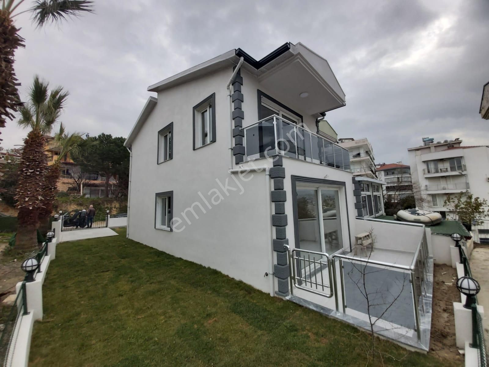 Aydın Kuşadası Deniz Manzaralı Satılık Villa  Marina Mevkiinde Satılık 3+1 Full Tadilatlı Villa