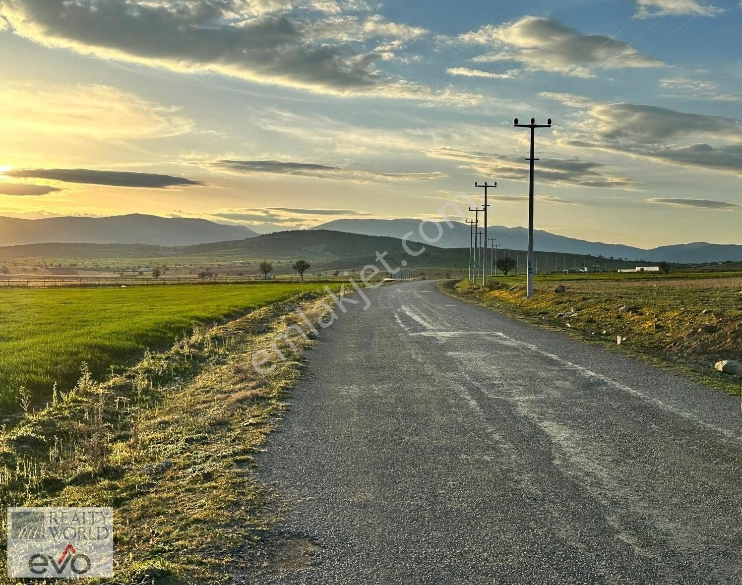 Korkuteli Çaykenarı Satılık Tarla Gökhan Karaoğlan'dan Korkuteli Çaykenarı'ında 3785 M2 Satılık