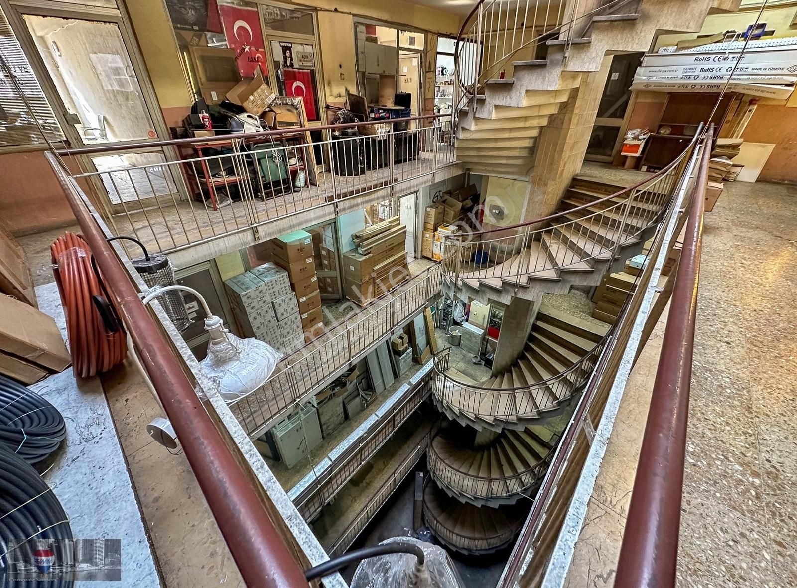 Beyoğlu Emekyemez Satılık Bina BEYOĞLU KARAKÖY'DE KOMPLE SATILIK BİNA