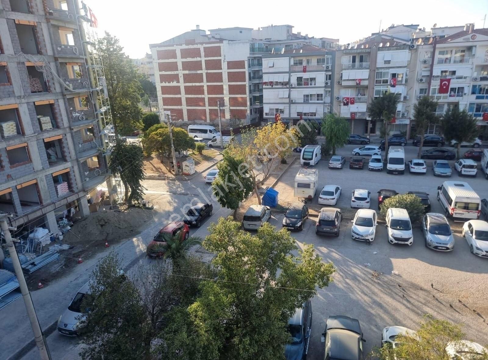 Karşıyaka Nergiz Satılık Daire Karşıyaka Nergiz İZBAN yakını park cepheli köşe 2+1