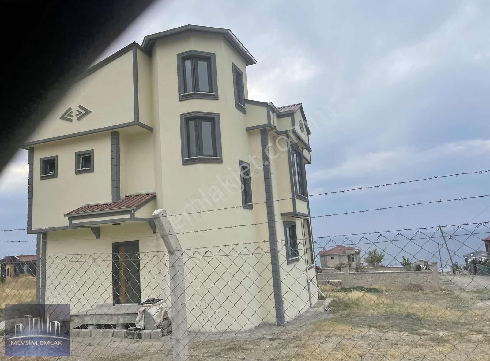 Tuşba Mollakasım Satılık Konut İmarlı Mevsim emlaktan Mollakasım'da manzaralı villa arsası