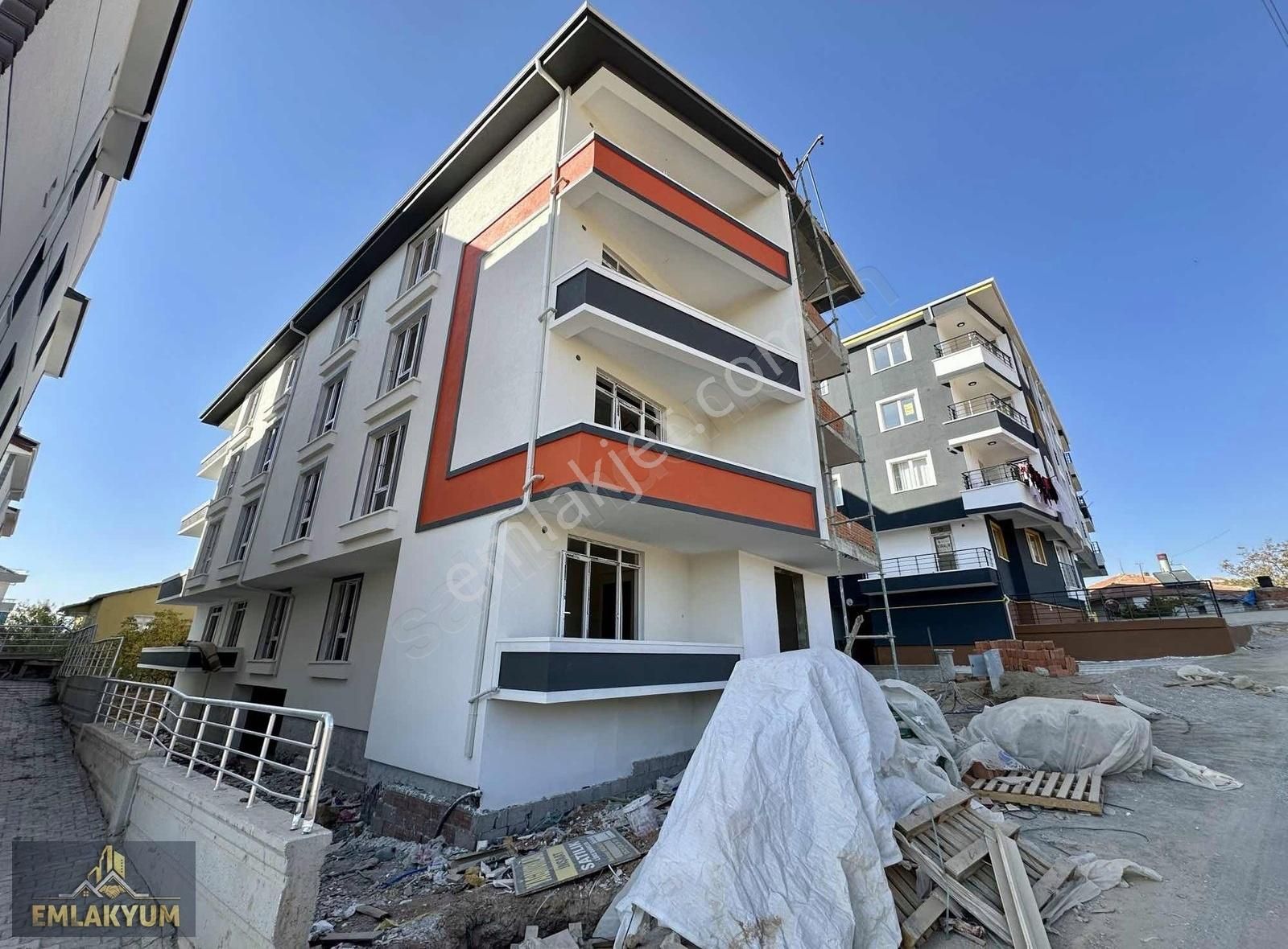 Kırşehir Merkez Kervansaray Satılık Daire EMLAKYUMDAN TÜRBE TAKSİ DURAĞI ARKASI SATILIK 3+1 SIFIR DAİRE