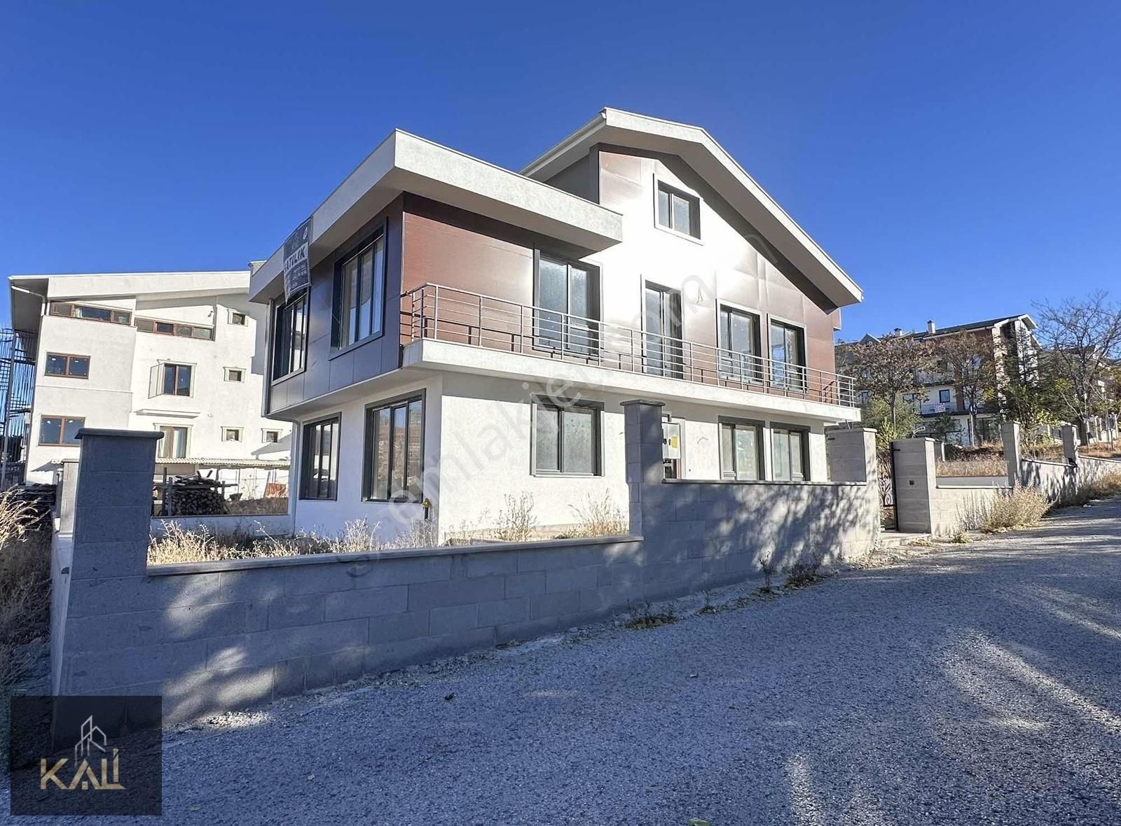 Gölbaşı İncek Satılık Villa İncek 23 Nisan Cd. Üzeri 418 M2 Satılık Köşe Villa Kali A.ş.