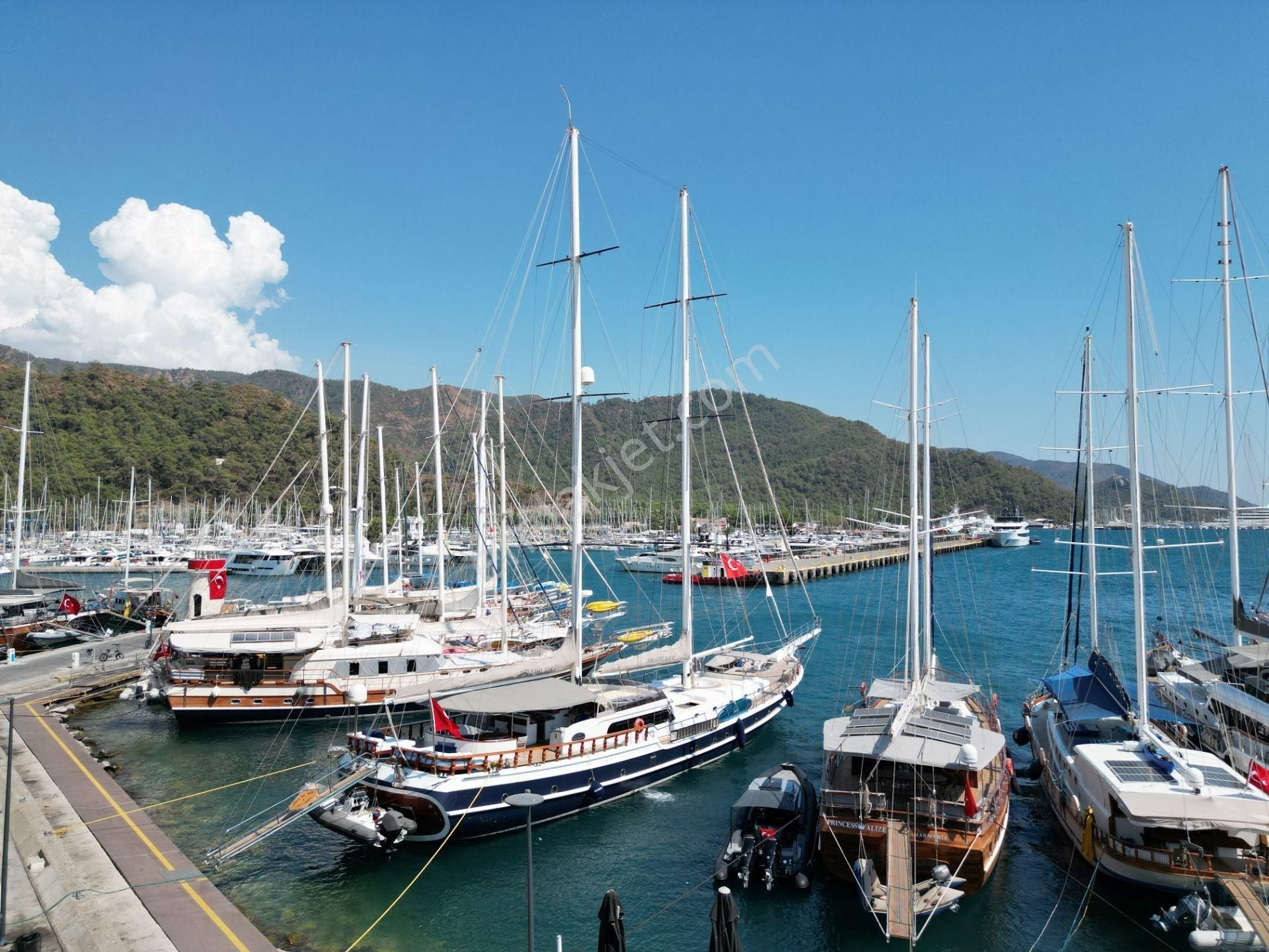 Marmaris Tepe Satılık Restaurant Yat Limanında,yürüyüş Yolunda,100m2 Açık Alan,225 M2 Kapalı Alan