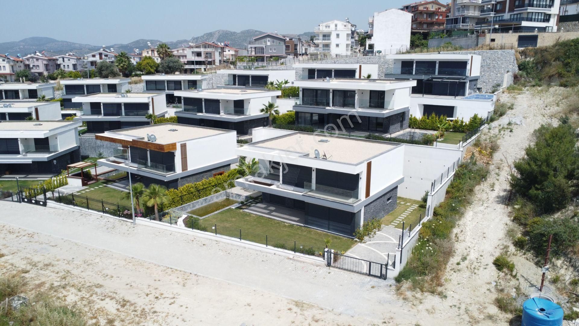 Aydın Kuşadası Deniz Manzaralı Satılık Villa  KUŞADASI KARAOVADA DENİZ MANZARALI SIFIR OTURUMA HAZIR HAVUZLU VİLLA