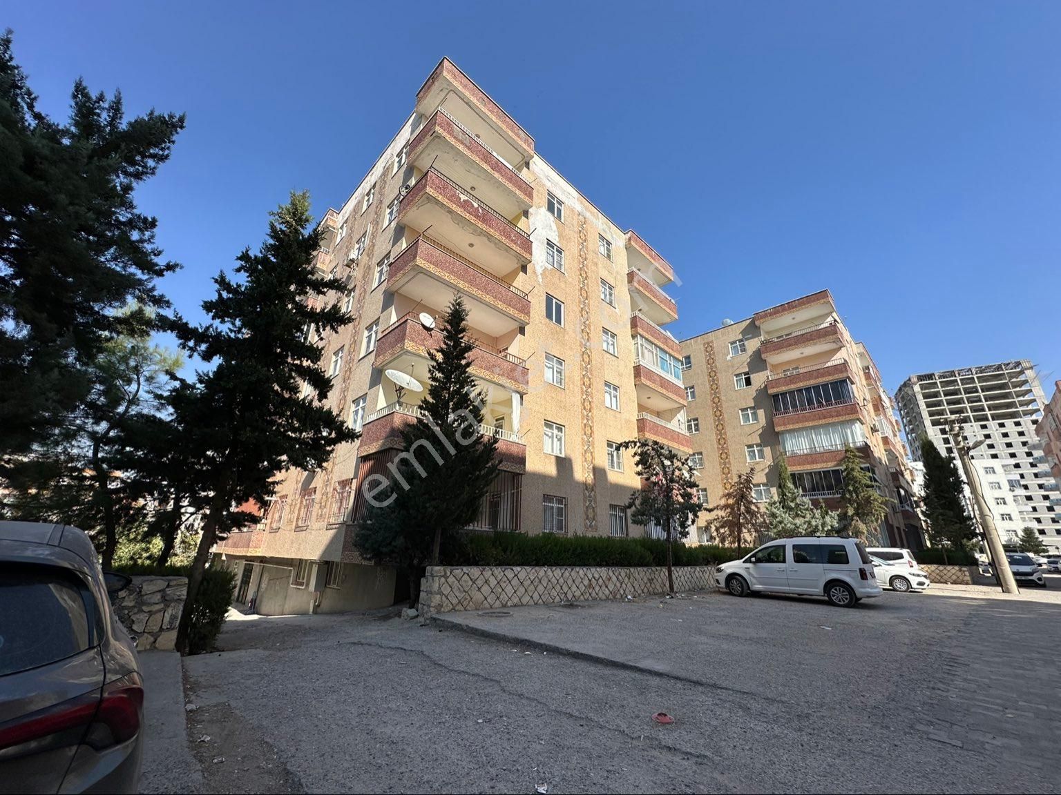 Artuklu 13 Mart Kiralık Daire AKKUŞ EMLAK’TAN KİRALIK MERKEZİ KONUM 3+1 DAİRE