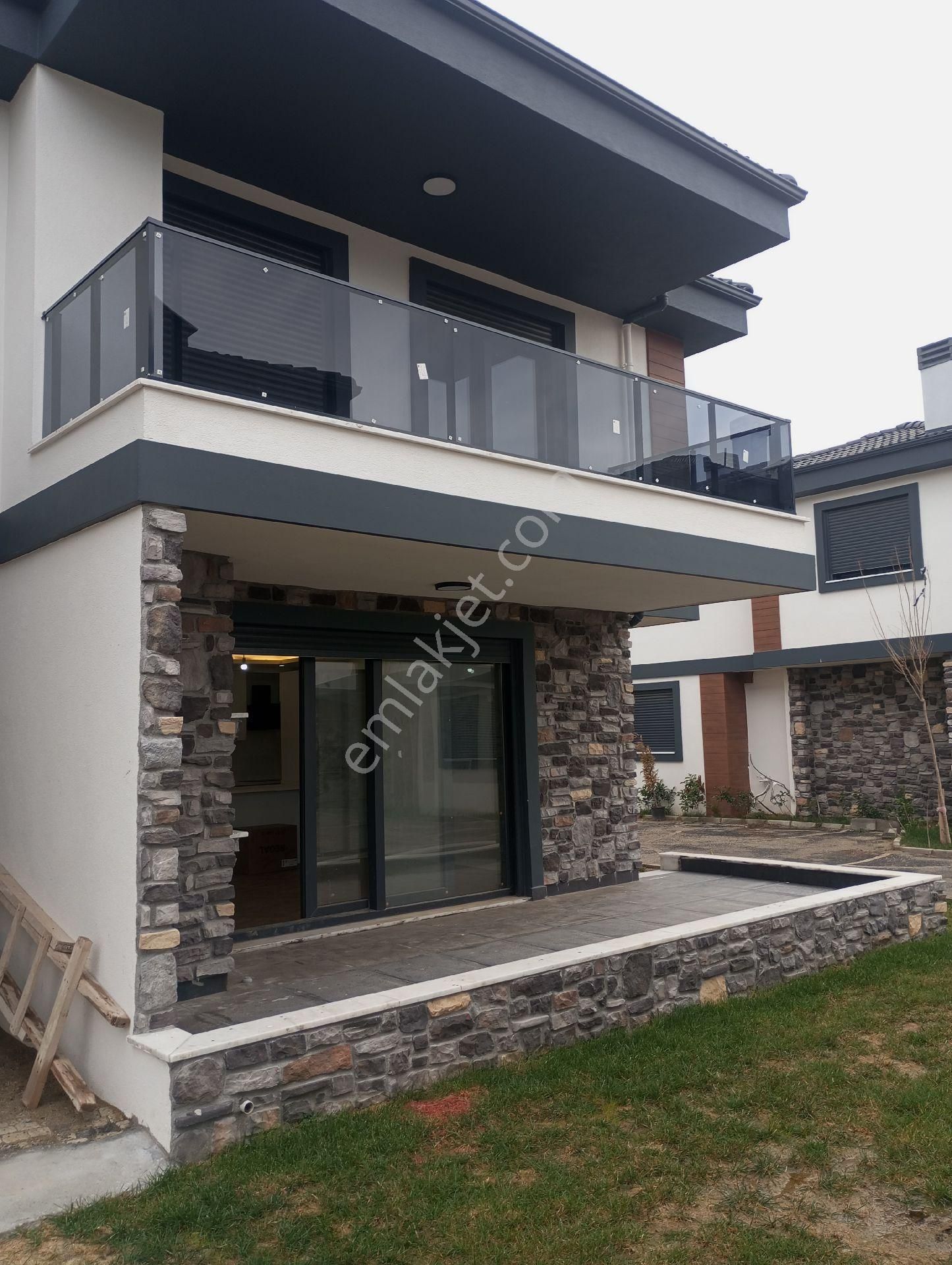 Balıkesir Ayvalık Satılık Daire Satılık 4+1 Havuzlu Villa