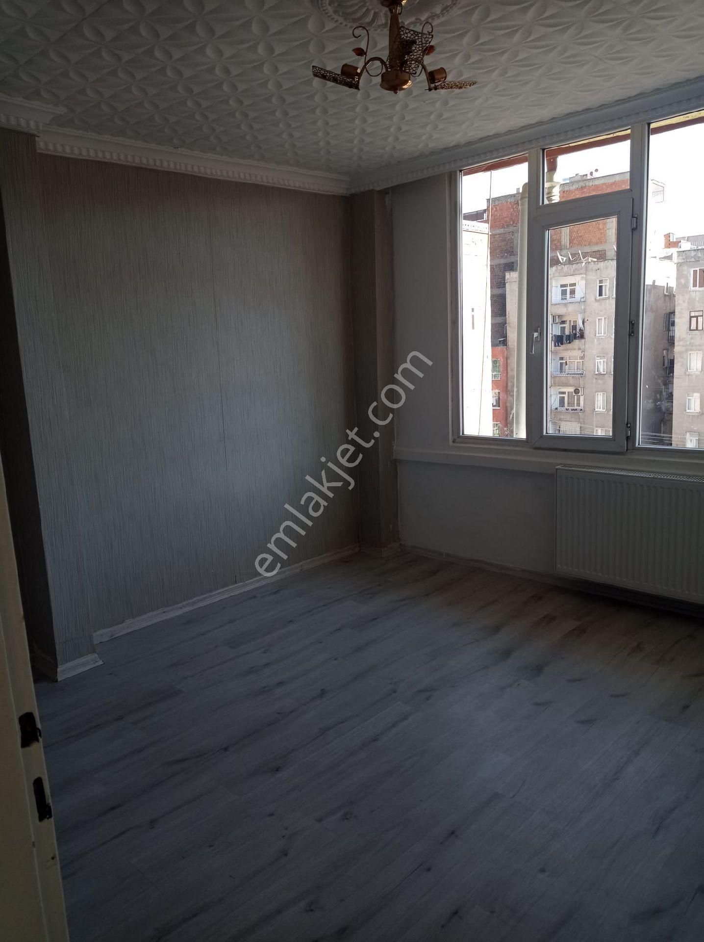 Bağlar Şeyh Şamil Kiralık Daire BAĞLAR EMEK CADDESİNDE 2+1 KİRALIK DAİRE 