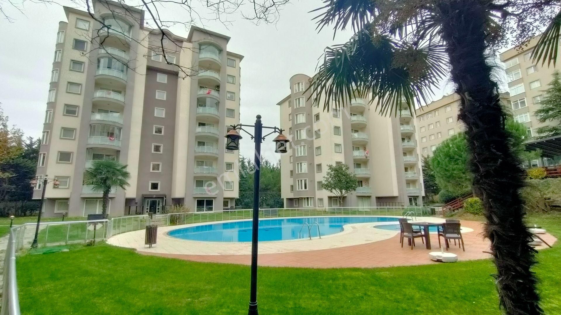 Ataşehir Yenişehir Satılık Daire  Ataşehir, Mega Life Sitesinde, Havuzlu, Otoparklı, Asansörlü Geniş Lüks Daire