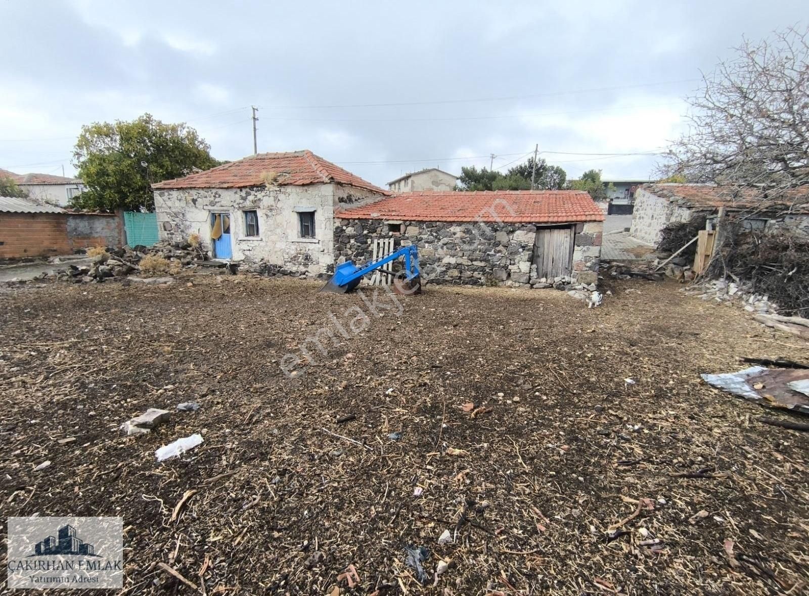 Bergama Kızıltepe Satılık Müstakil Ev KIZILTEPE KÖY MERKEZİNDE SATILIK AVLULU KARGIR EV