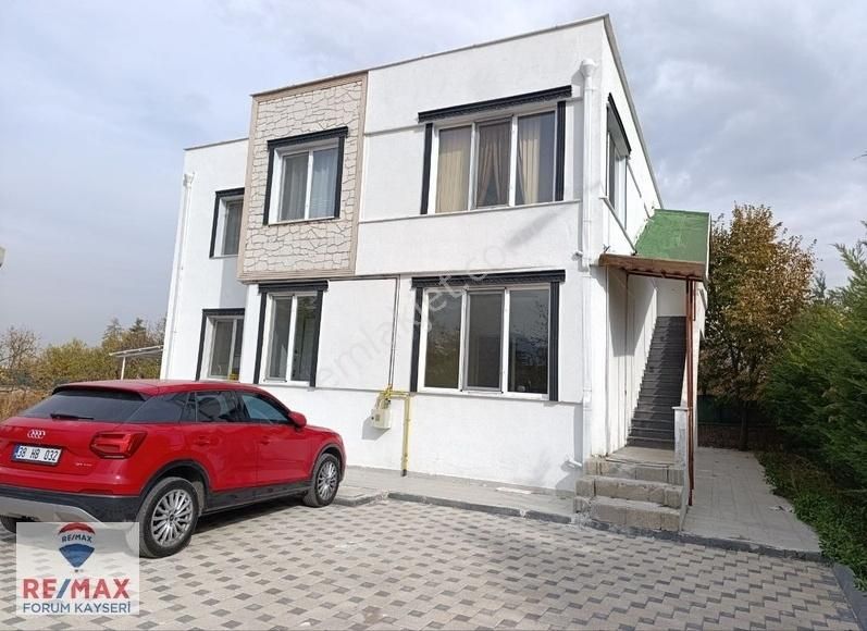 Melikgazi Eğribucak Kiralık Villa Eğribucak'ta Merkezi Konumda Geniş Arsalı 4+5 Kiralık Villa