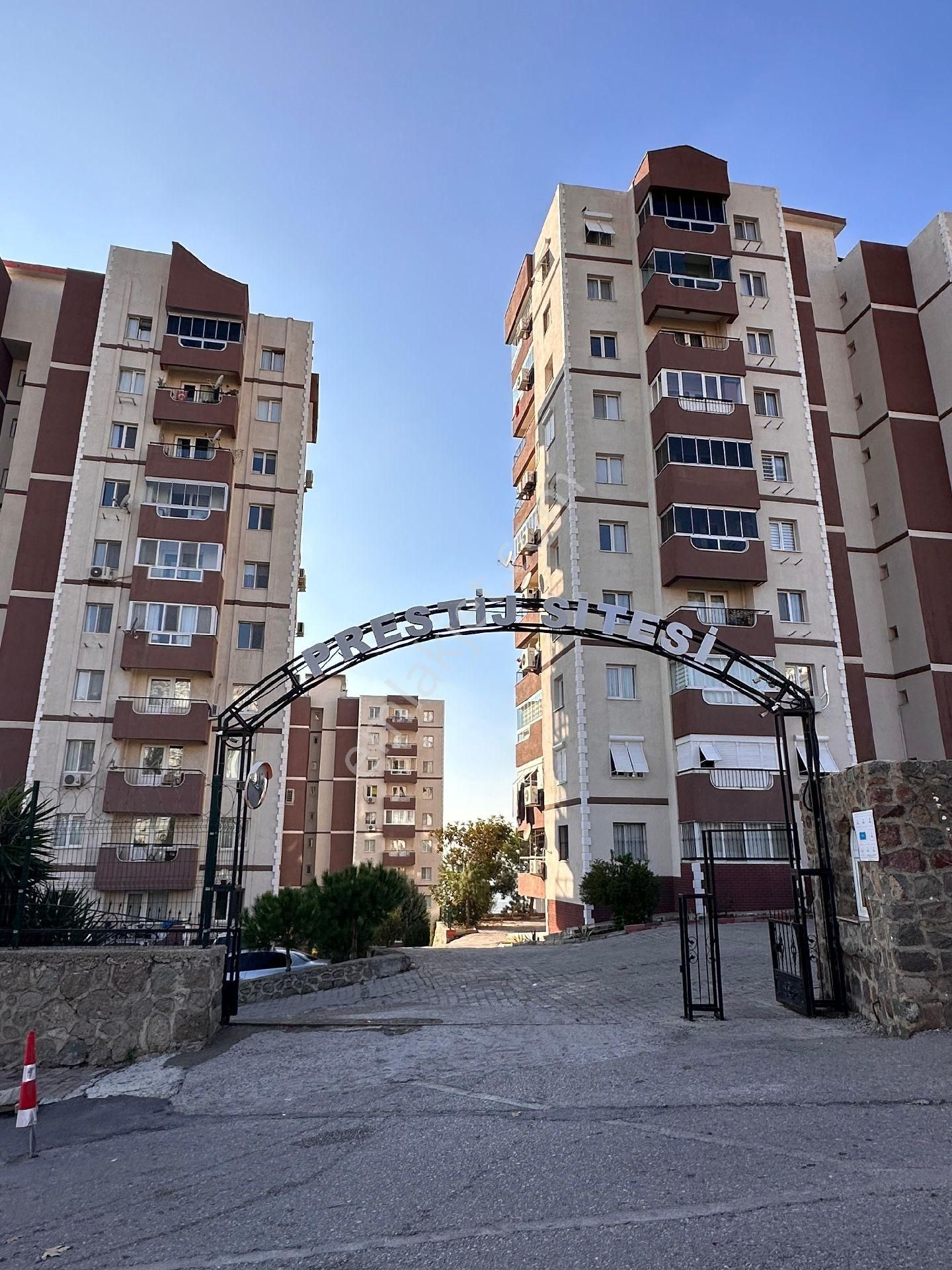 İzmir Çiğli Deniz Manzaralı Satılık Daire İLK SAHİBİNDEN SİTE İÇERİSİNDE KÖRFEZ MANZARALI 3+1 SATILIK DAİRE