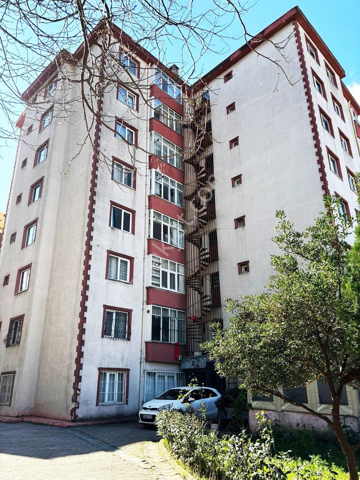 Kartal Uğur Mumcu Satılık Daire  Mertcan dan Uğurmumcu Mah Site İçinde AraKat 3+1 Balkonlu