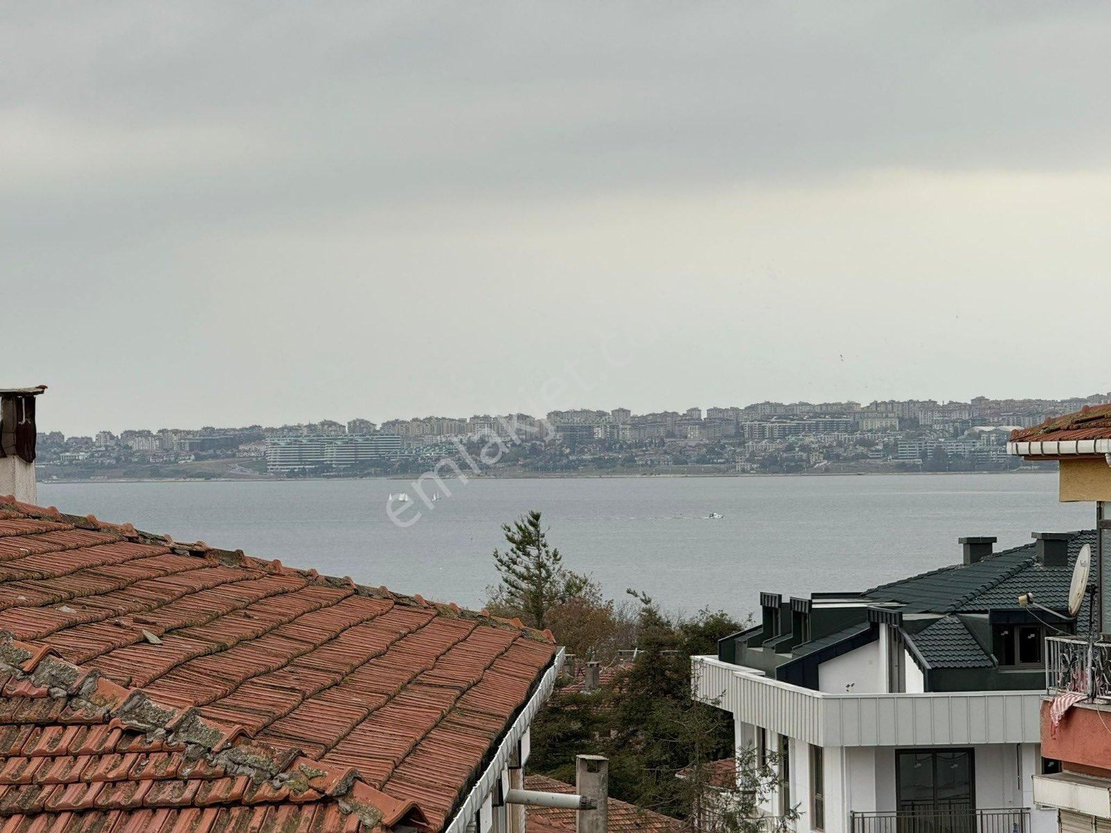 Büyükçekmece Atatürk Satılık Daire Satılık deniz manzaralı içi yapılı 2 + 1 daire son kat