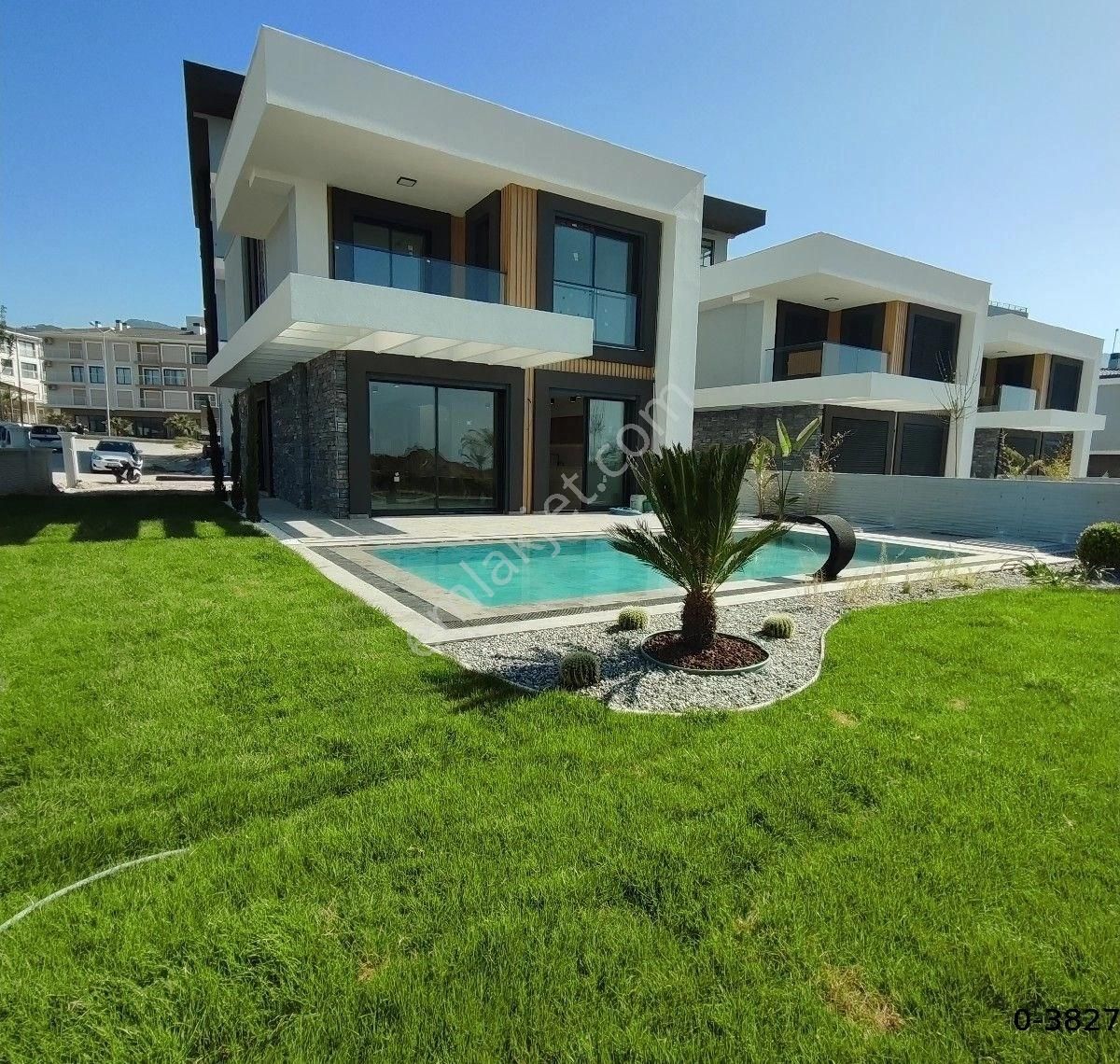 Kuşadası Davutlar Satılık Villa Kuşadası'nda Deniz Manzaralı Geniş Bahçeli 4+1 Müstakil Villa