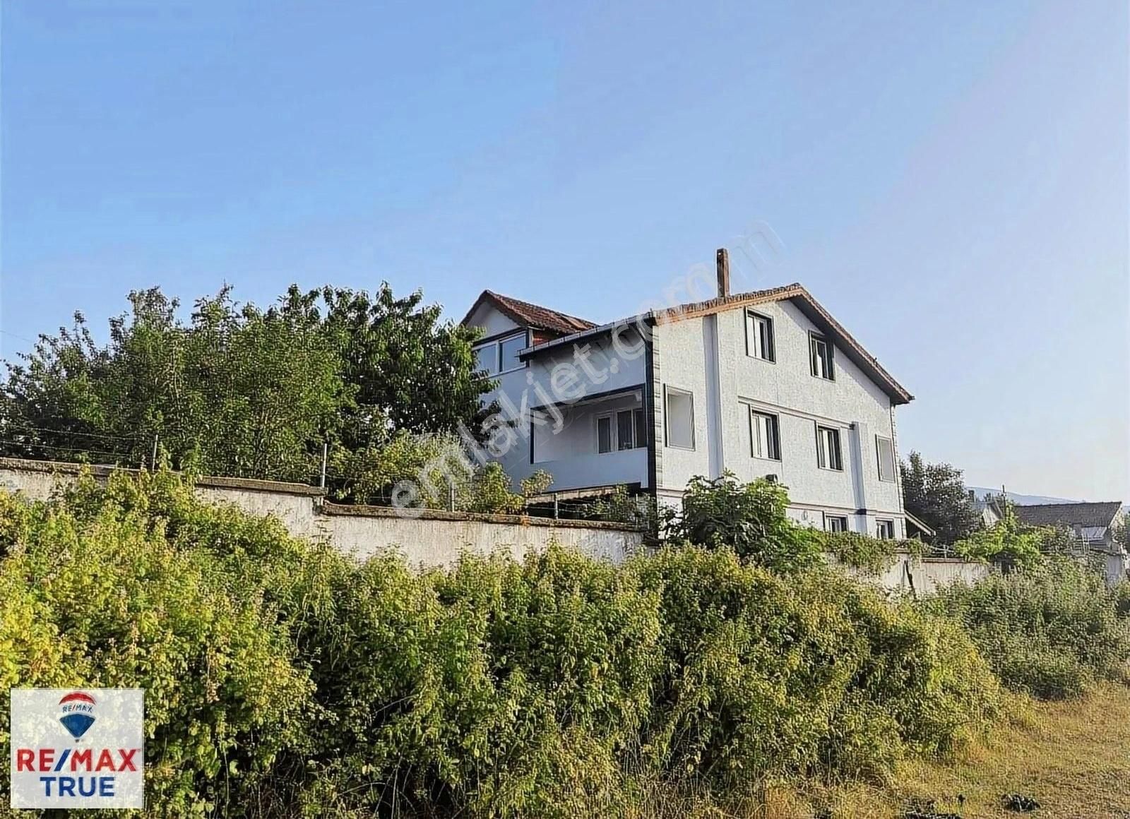 Kartepe Karatepe Satılık Müstakil Ev Kartepe'de 700mt2 Arsa İçerisinde Müstakil 3 Katlı Villa