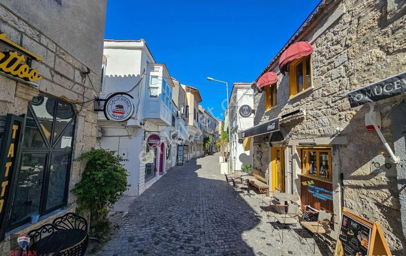 Çeşme Alaçatı Satılık Köy Evi Çeşme Alaçatı'da Satılık Lüks Taş Ev