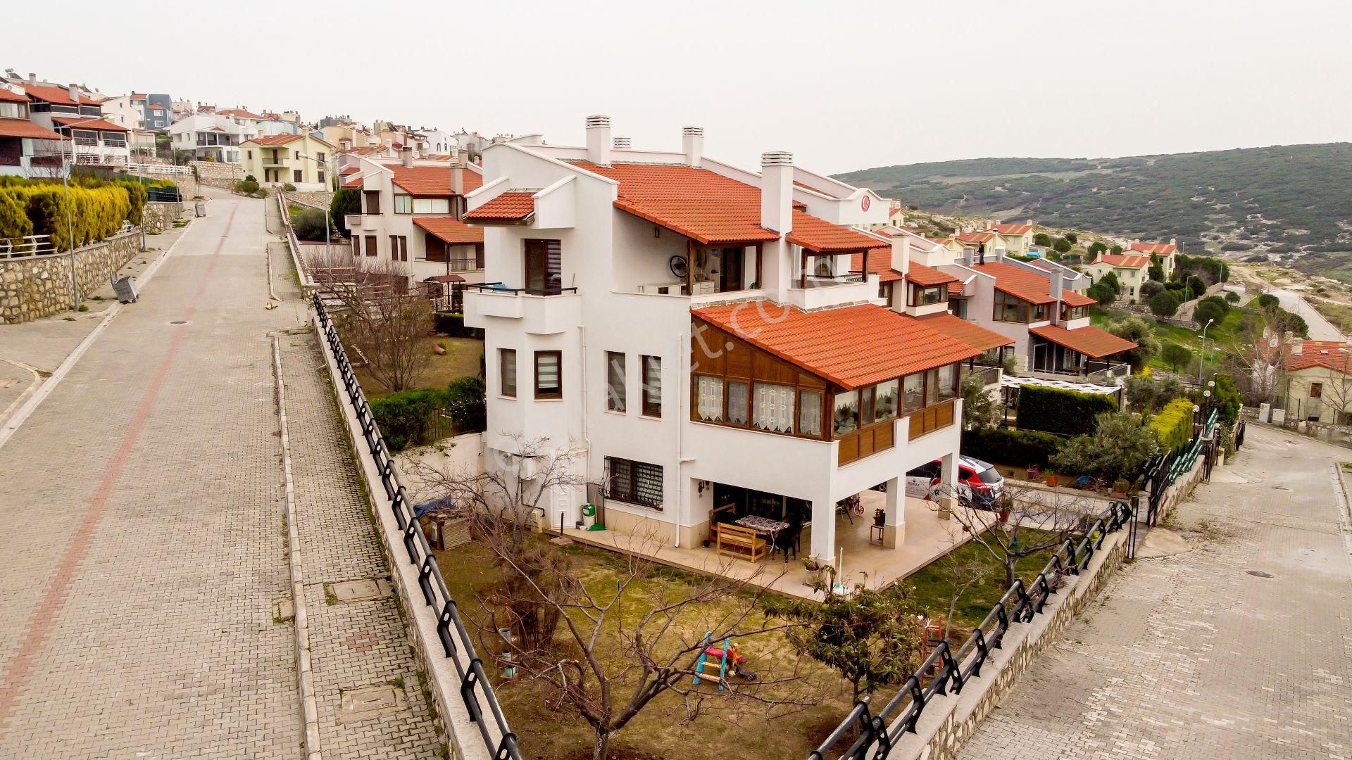 İzmir Menemen Deniz Manzaralı Satılık Villa  Villakent'te Deniz ve Göl Manzaralı 895m² Bahçe İçinde 5+2 Villa