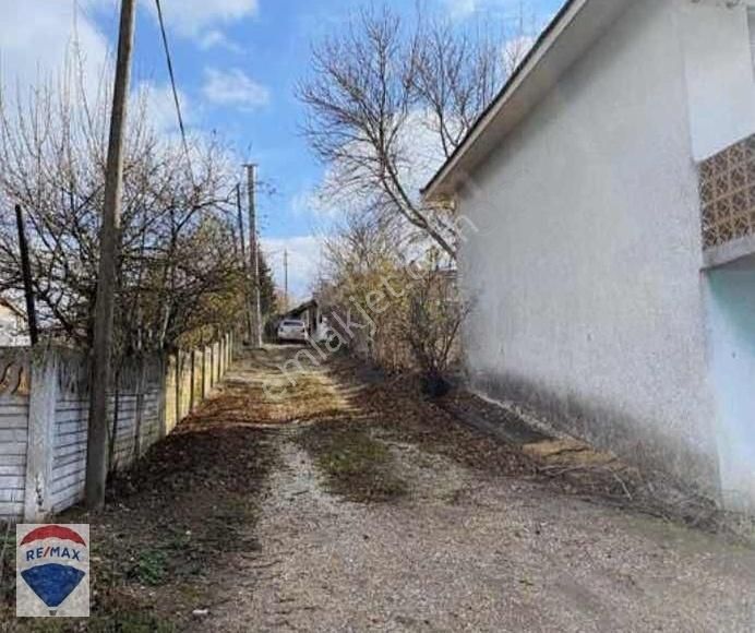 Kırklareli Lüleburgaz Satılık Konut İmarlı REMAX'dan AYVALI KÖYÜNDE İÇİNDE EV BULUNAN 1345m2 SATILIK ARSA