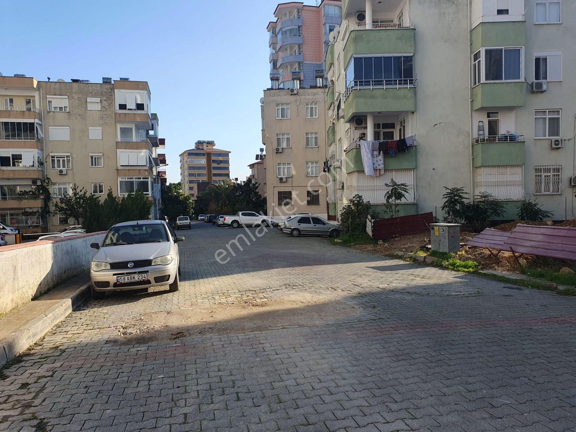 Anamur Yeşilyurt Satılık Daire Aslıhan Gayrimenkul' Den Şehrin Merkezinde(yeşilyurt Mahallesinde) Satılık 2+1 Daire.