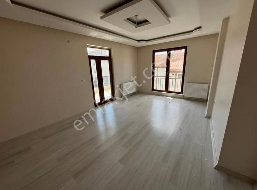 Pendik Çamçeşme Kiralık Daire Pendik çamçeşme mahallesi merkezi konumda temiz 2+1 geniş aile binası