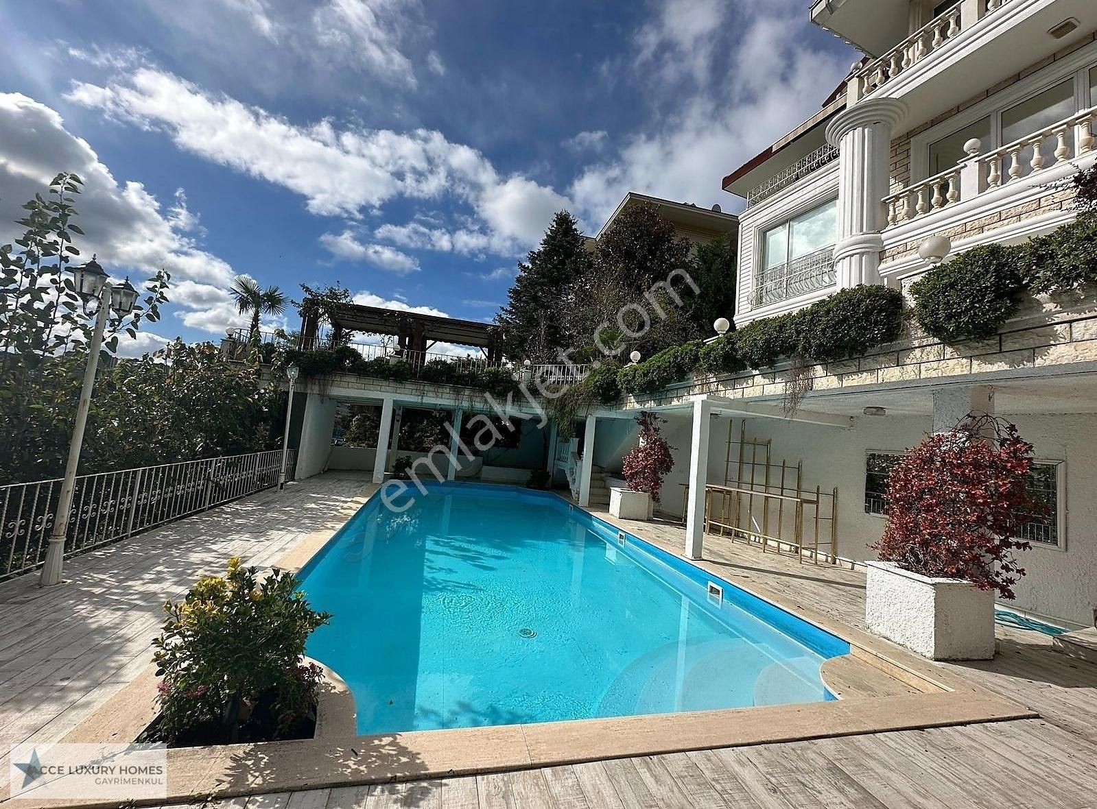 Acarkent'te Kendine Özel Bahçe Ve Havuz Kullanımlı Kiralık 5+1